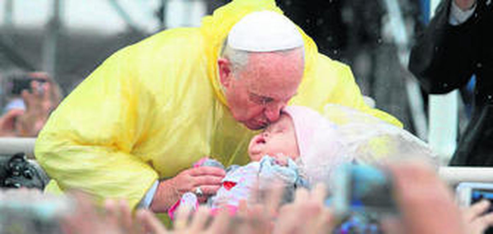El papa Francisco besa a un bebé en su visita a Filipinas.