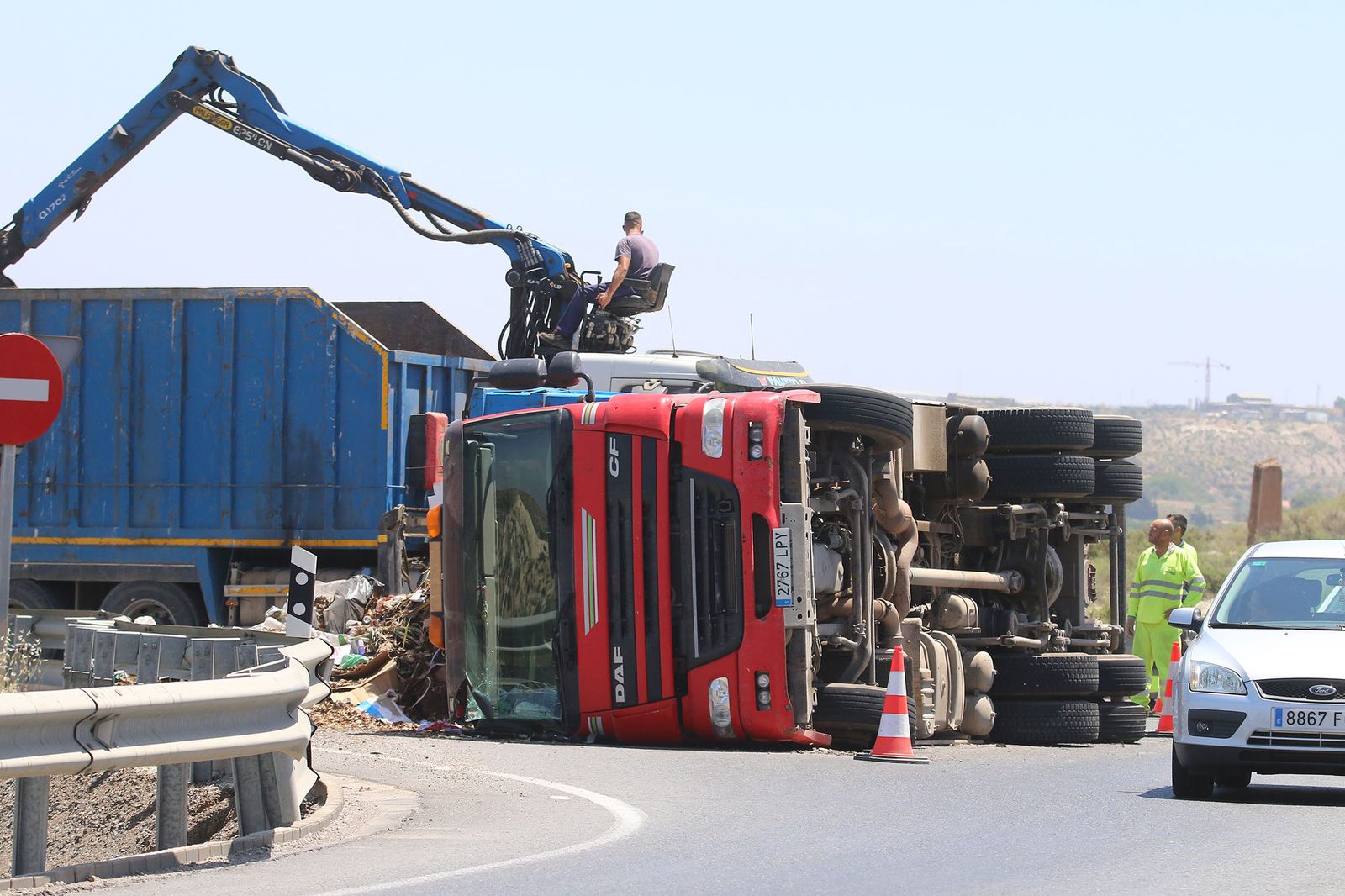 Vuelca un camión en la rotonda de la fábrica de Briseis