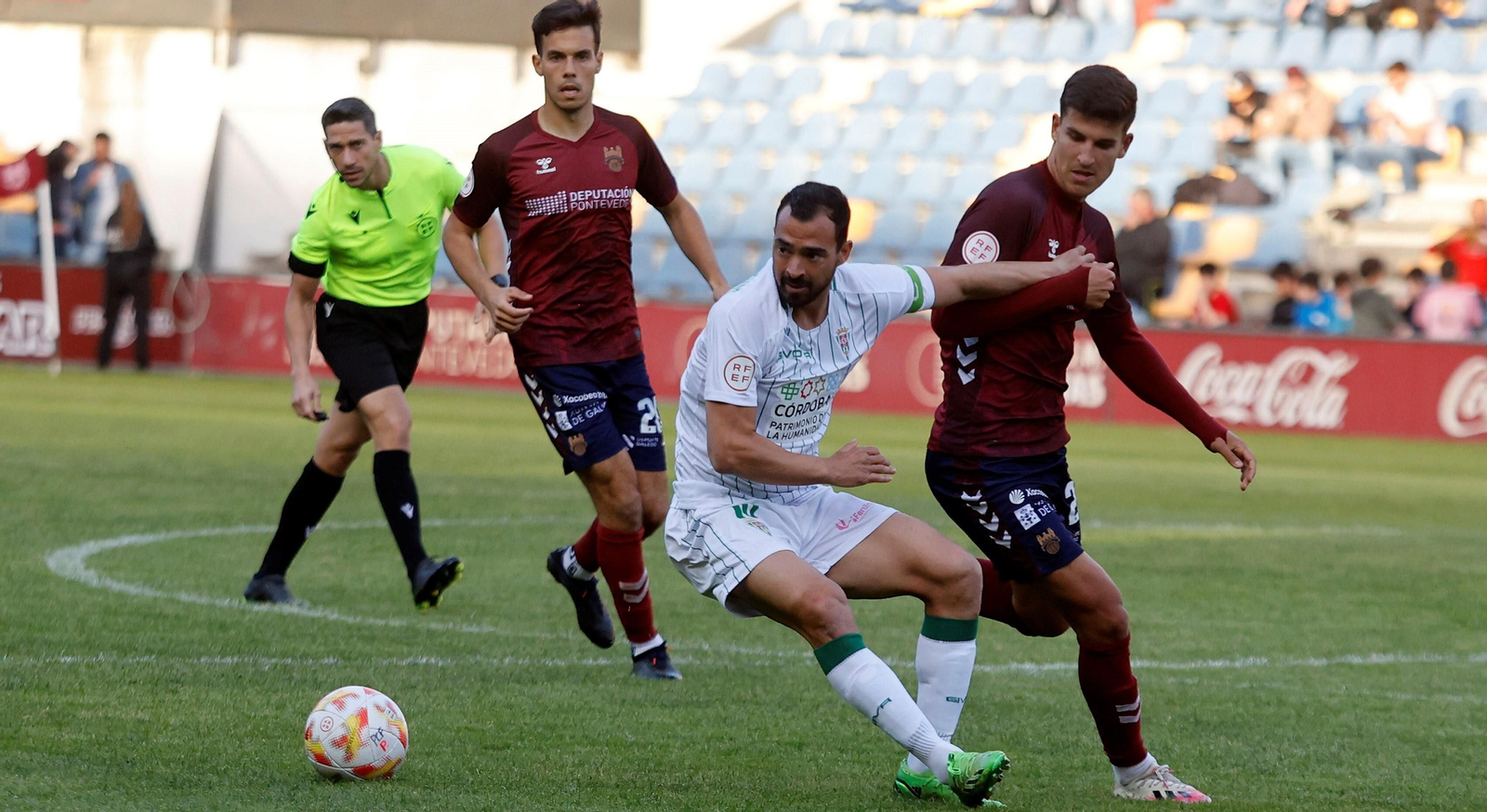 De las Cuevas se deja el balón atrás en el tramo final del Pontevedra - Córdoba CF.