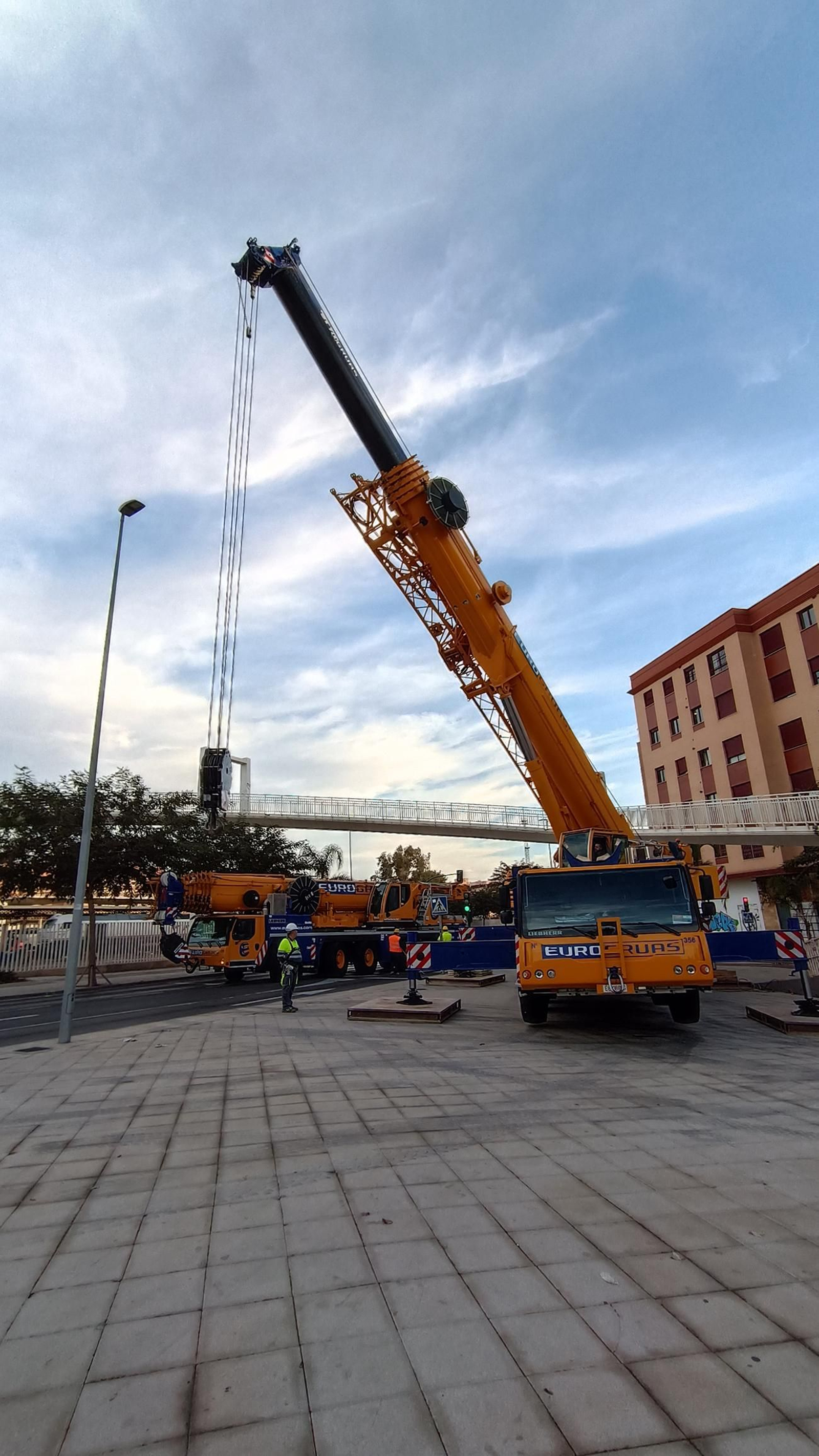 Las imágenes de la pasarela de Renfe que pasa a mejor vida, en Almería