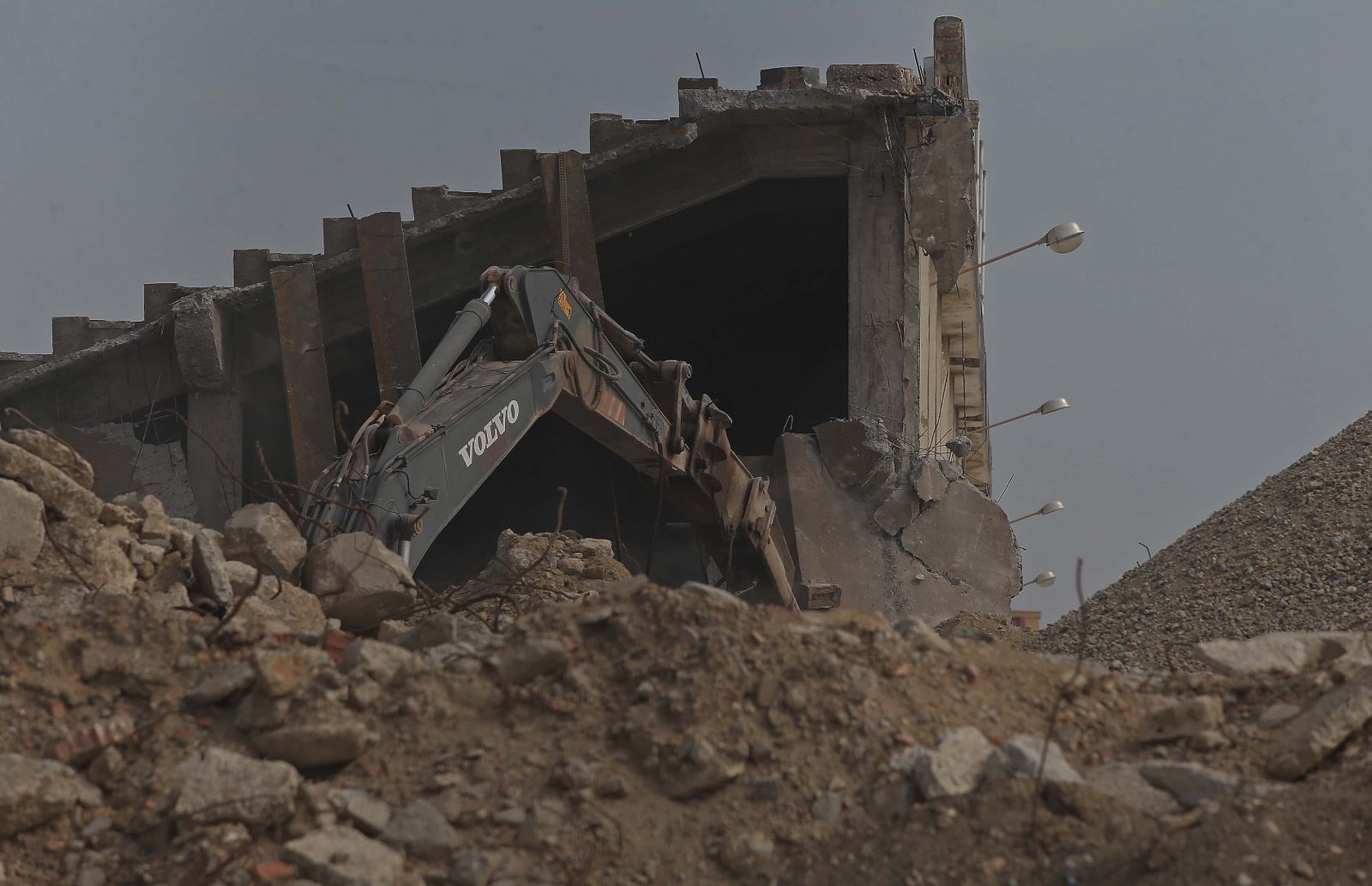 El derribo de la preferencia del estadio municipal de La Línea, en imágenes