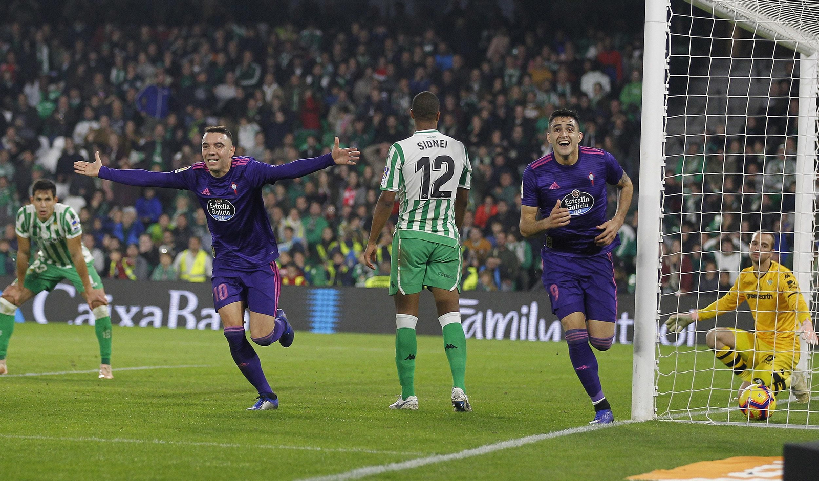 Aspas y Maxi Gómez celebran el 2-3.