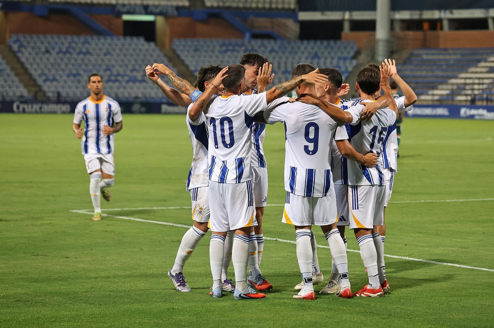 Los jugadores del Recre celebran un gol en el Trofeo Colombino.