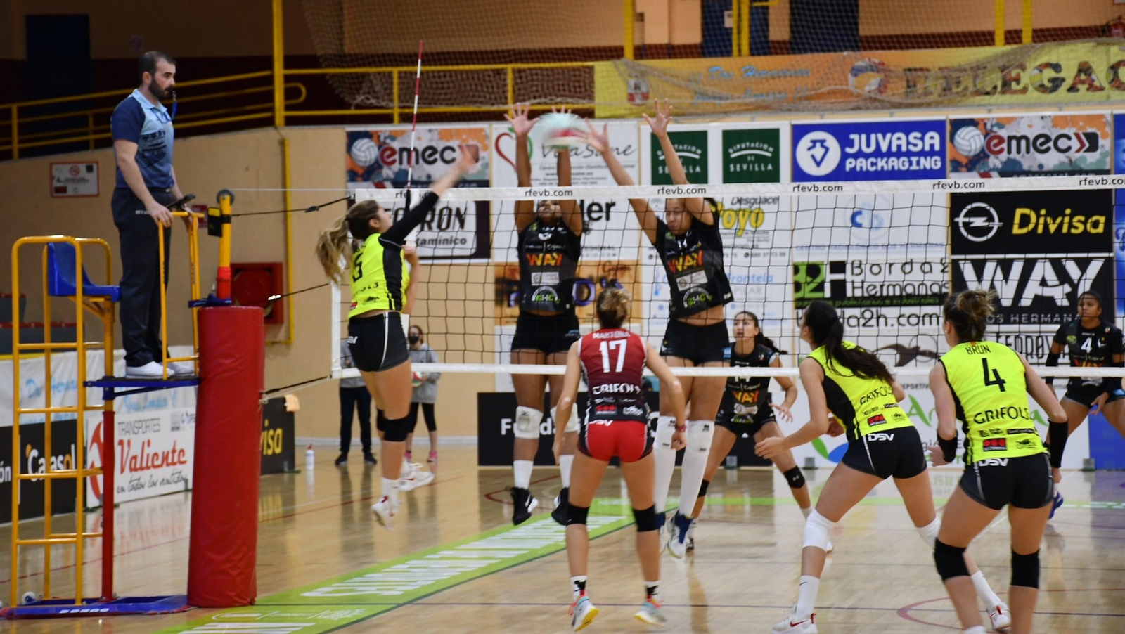 Intento de bloqueo del Cajasol ante el Sant Cugat.