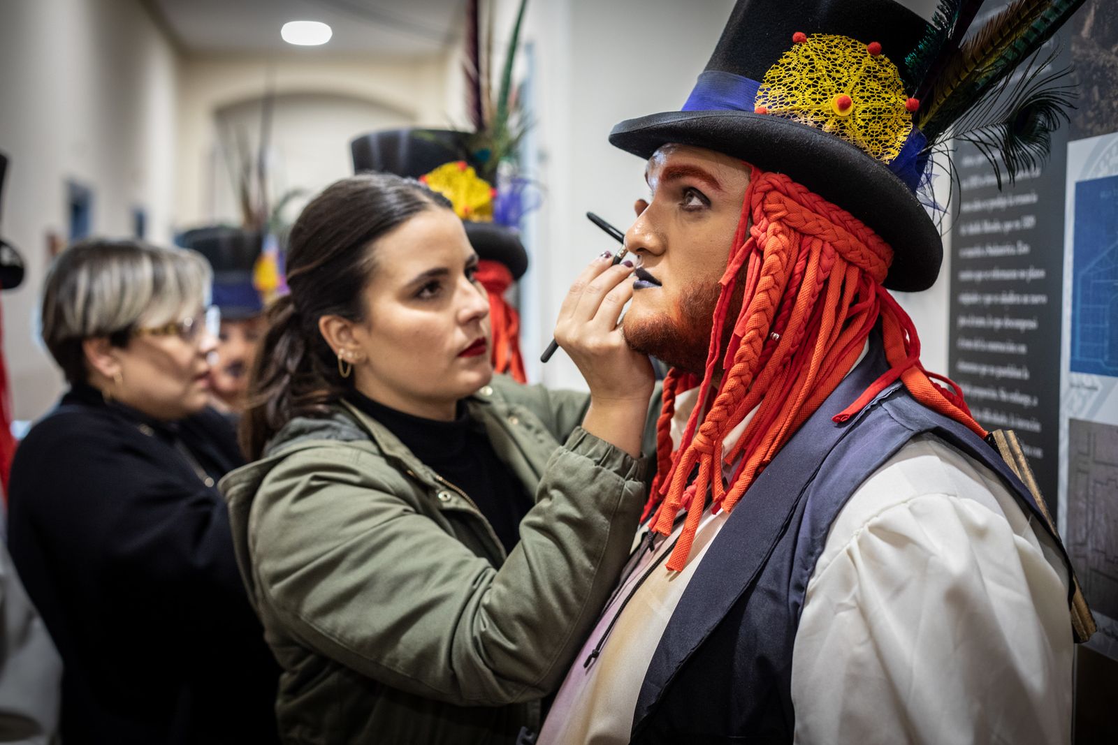 Ultimos retoques de los componentes de la comparsa 'Trece' antes de su actuación