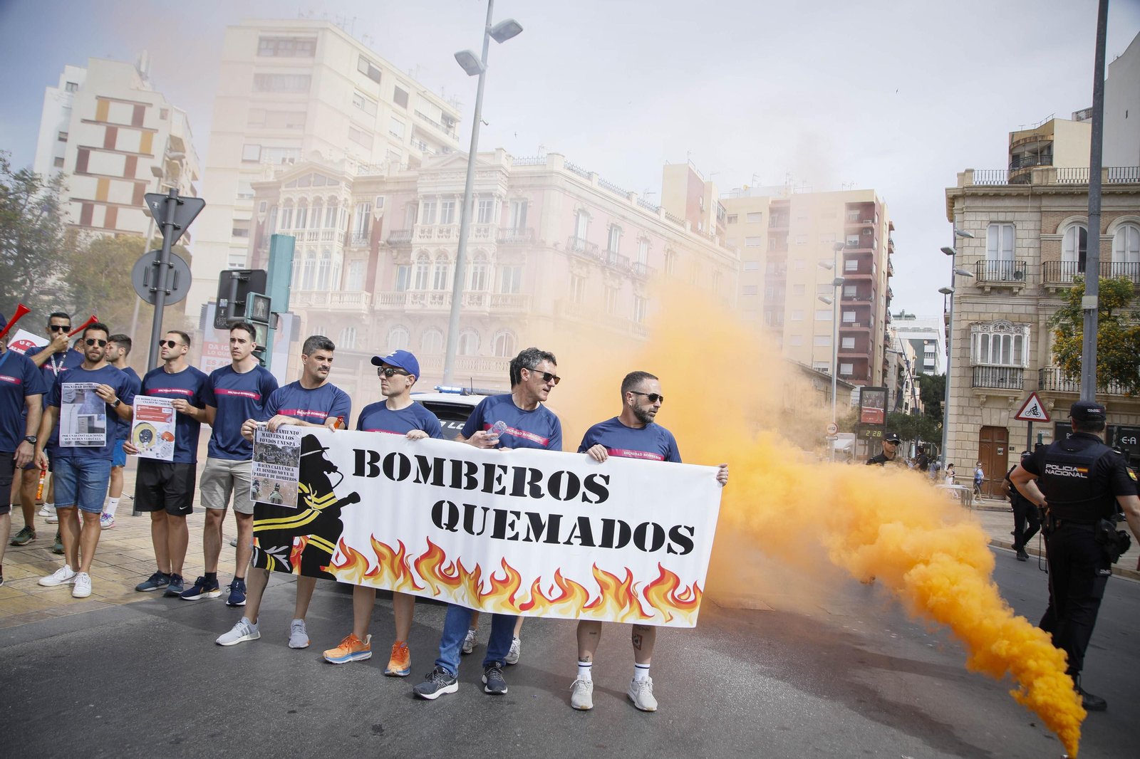 Manifestación de los bomberos quemados de Almería, en imágenes