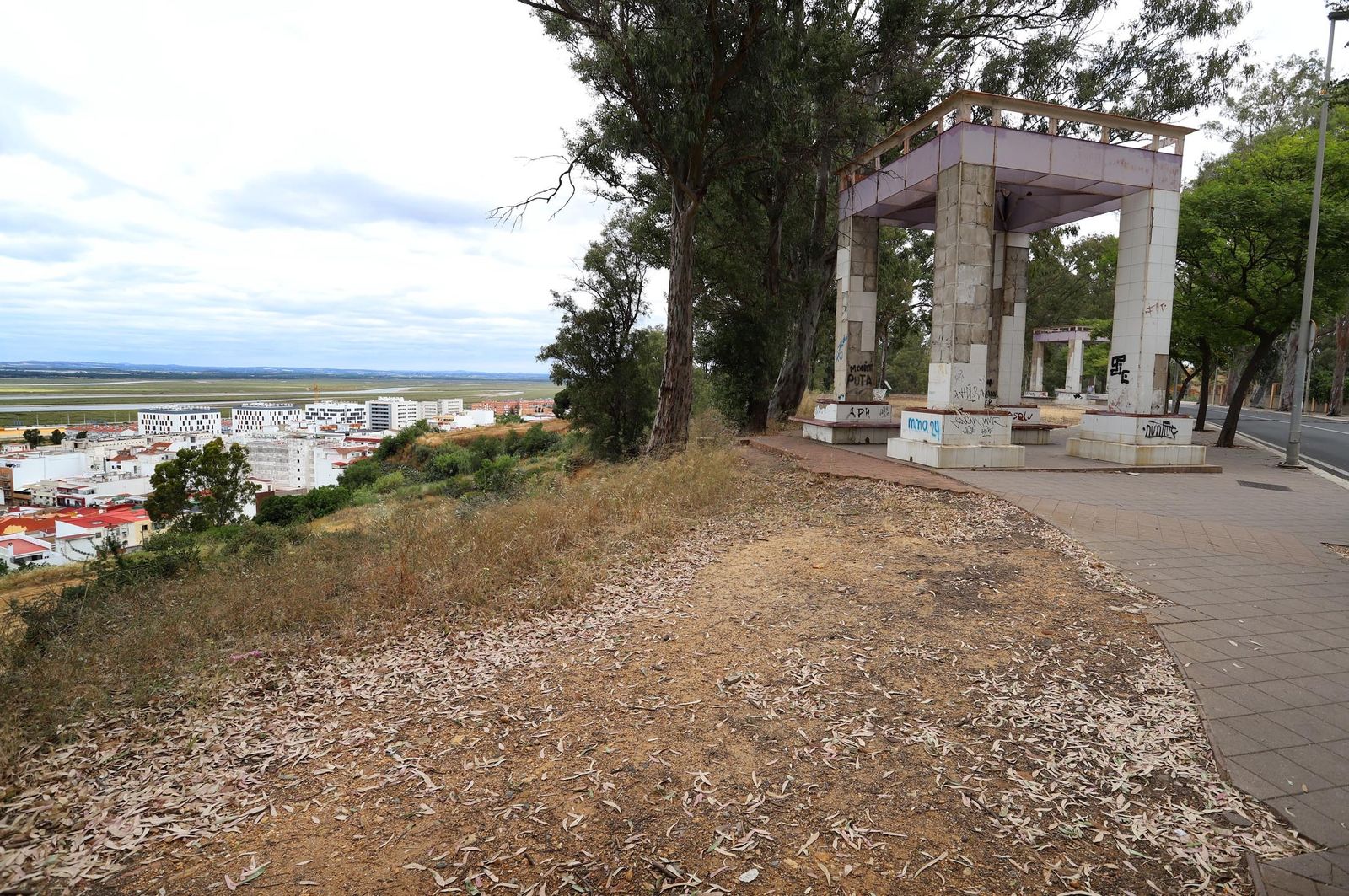 Imágenes de la suciedad, deterioro y abandono de los miradores del Conquero