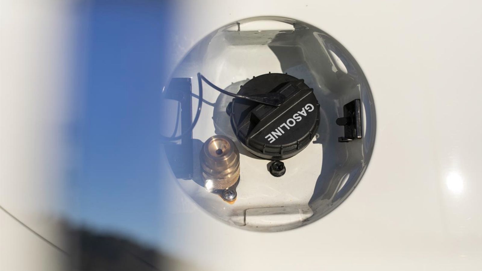 Los coches que de serie o modificados después de la venta como nuevo pueden utilizar algún tipo de gas (GLP o GNC), también disponen de la etiqueta Eco. Las etiquetas no se vinculan, pues, a las emisiones homologadas, sino a la tipología del sistema de propulsión.