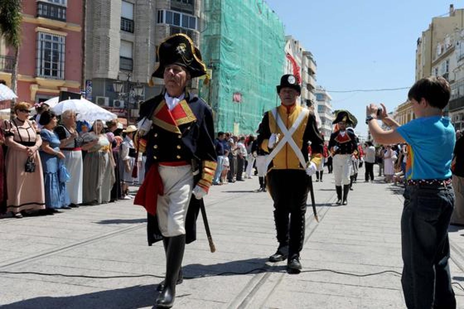 Unas 200 personas participan en el desfile de presentación del pendón de Fernando VII, recuperado para el Diez, ataviados con uniformes históricos.

Foto: Elias Pimentel