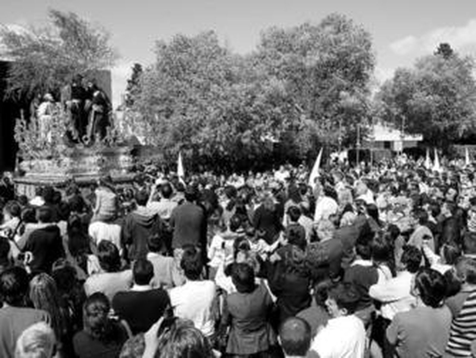 El paso de misterio del Señor de la Clemencia se presenta en León de Carranza ante un gentío deseoso de cofradías.