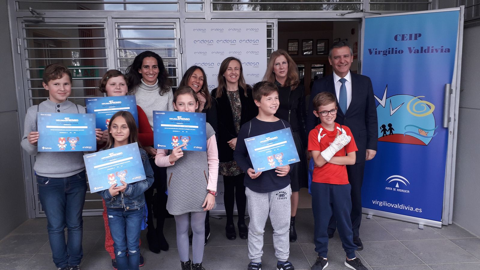 Los ganadores del premio, con los representantes institucionales y de Endesa