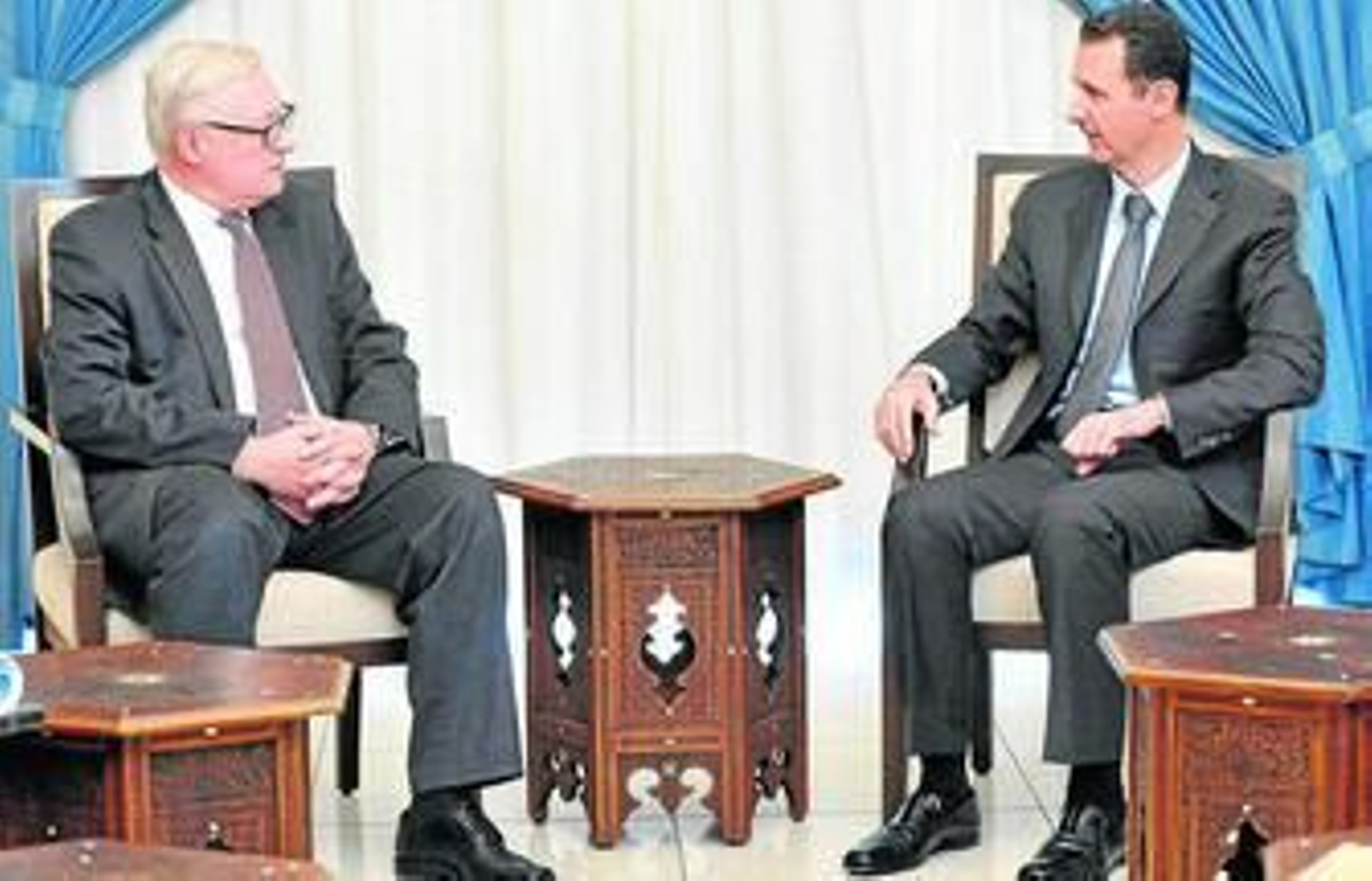 El presidente sirio, Bashar al Asad (dcha.), durante una reunión con el viceministro ruso de Exteriores, Sergei Riabkov, en Damasco.