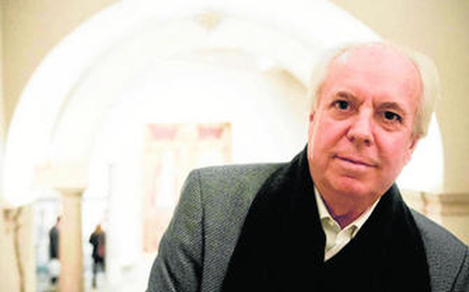 Eduardo Mendicutti, ayer, en el Palacio de La Madraza.