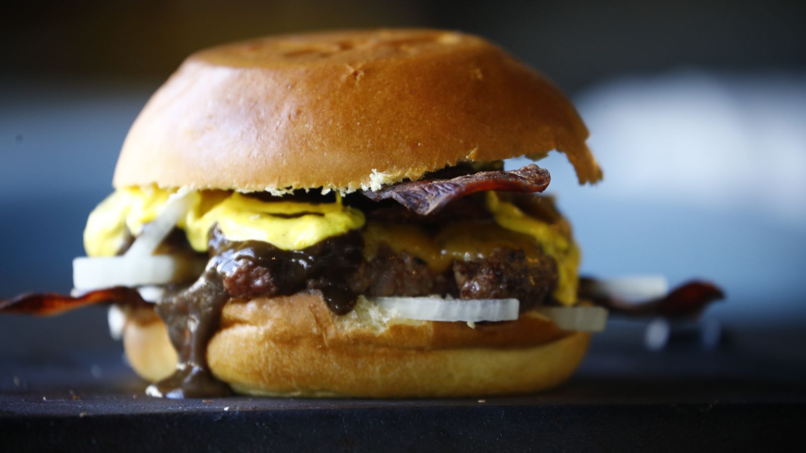 Todas las nuevas hamburguesas de Raza y Dehesa van montadas sobre pan de brioche