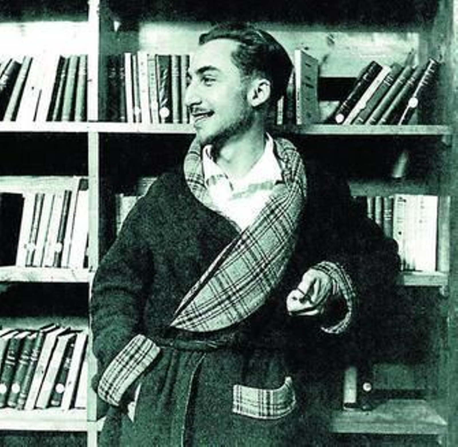 El escritor, rodeado de sus libros.