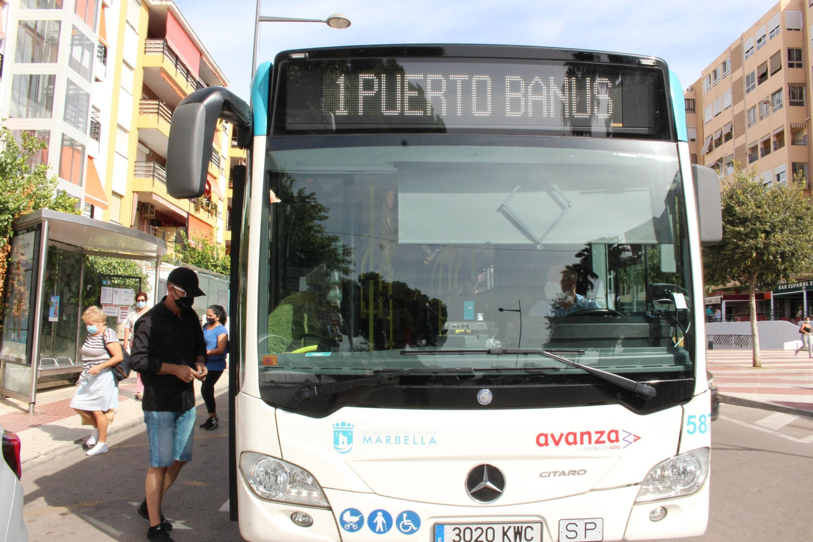 Un usuario accediendo a una línea del transporte público.