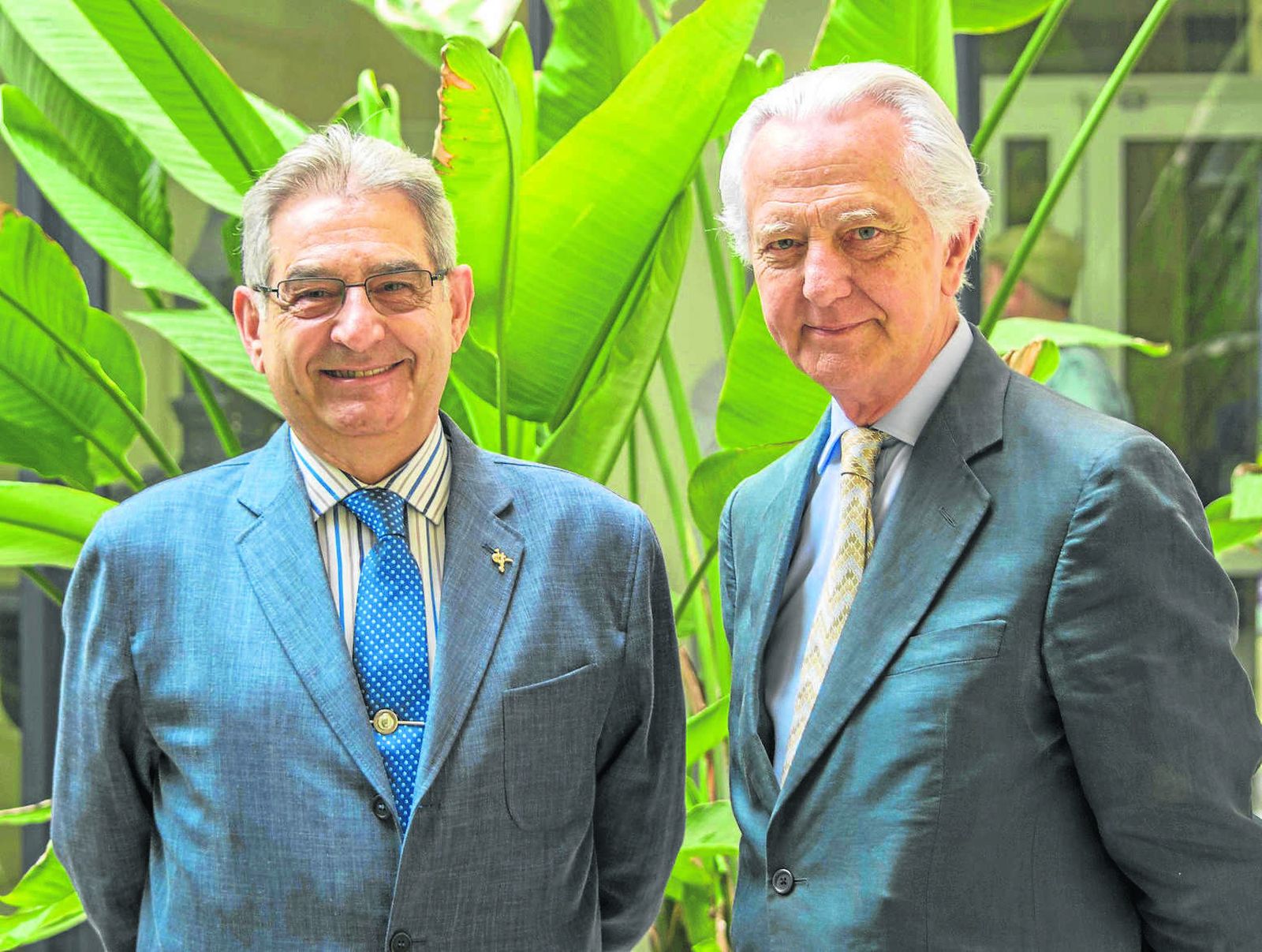 Carlos Infantes, a la derecha, junto a José Luis López, a quien operó en 1995.