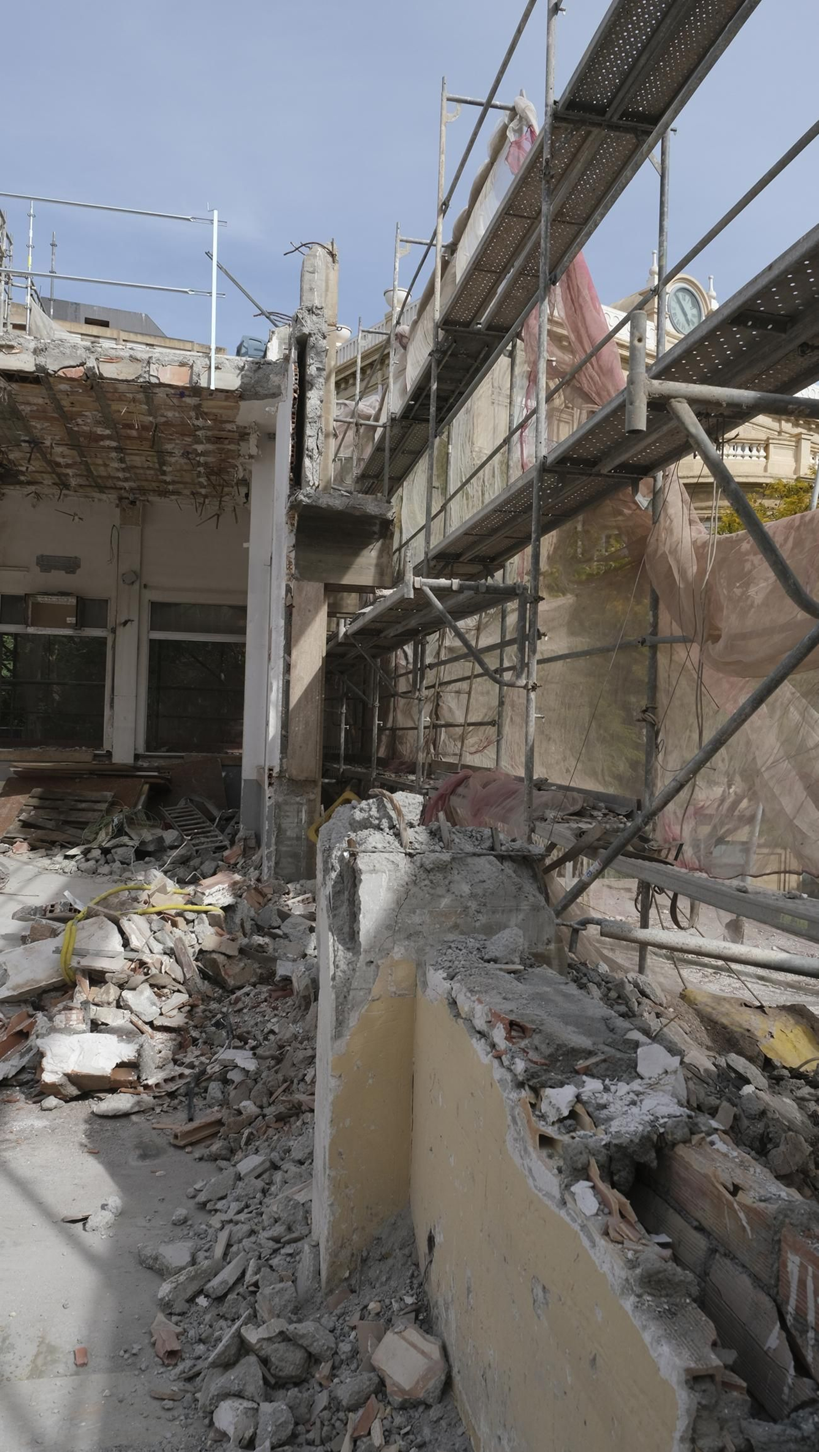 Las mejores imágenes del derribo de la oficina central de Correos en Almería