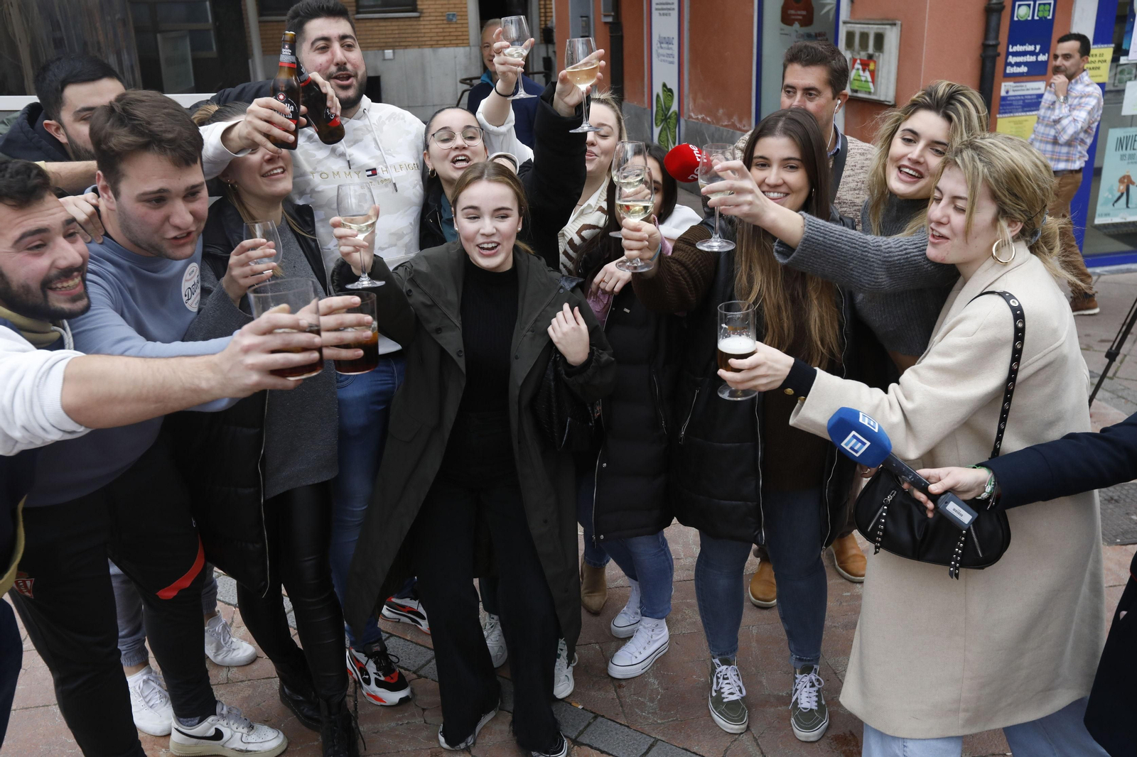 Celebraciones de los premiados con la Lotería de Navidad en España Celebraciones de los premiados con la Lotería de Navidad en España