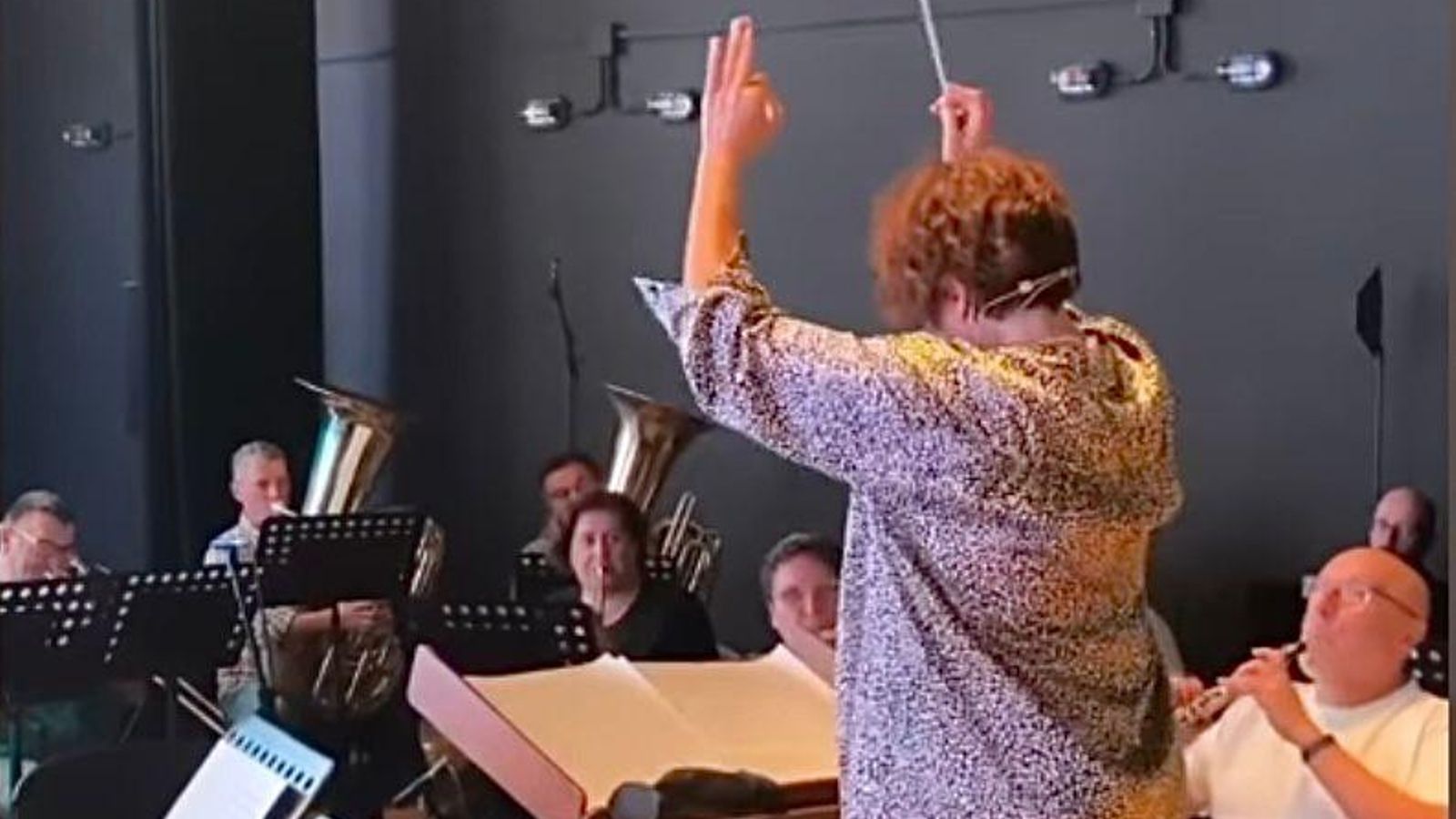 Silvia Abril "haciendo de directora de orquesta"