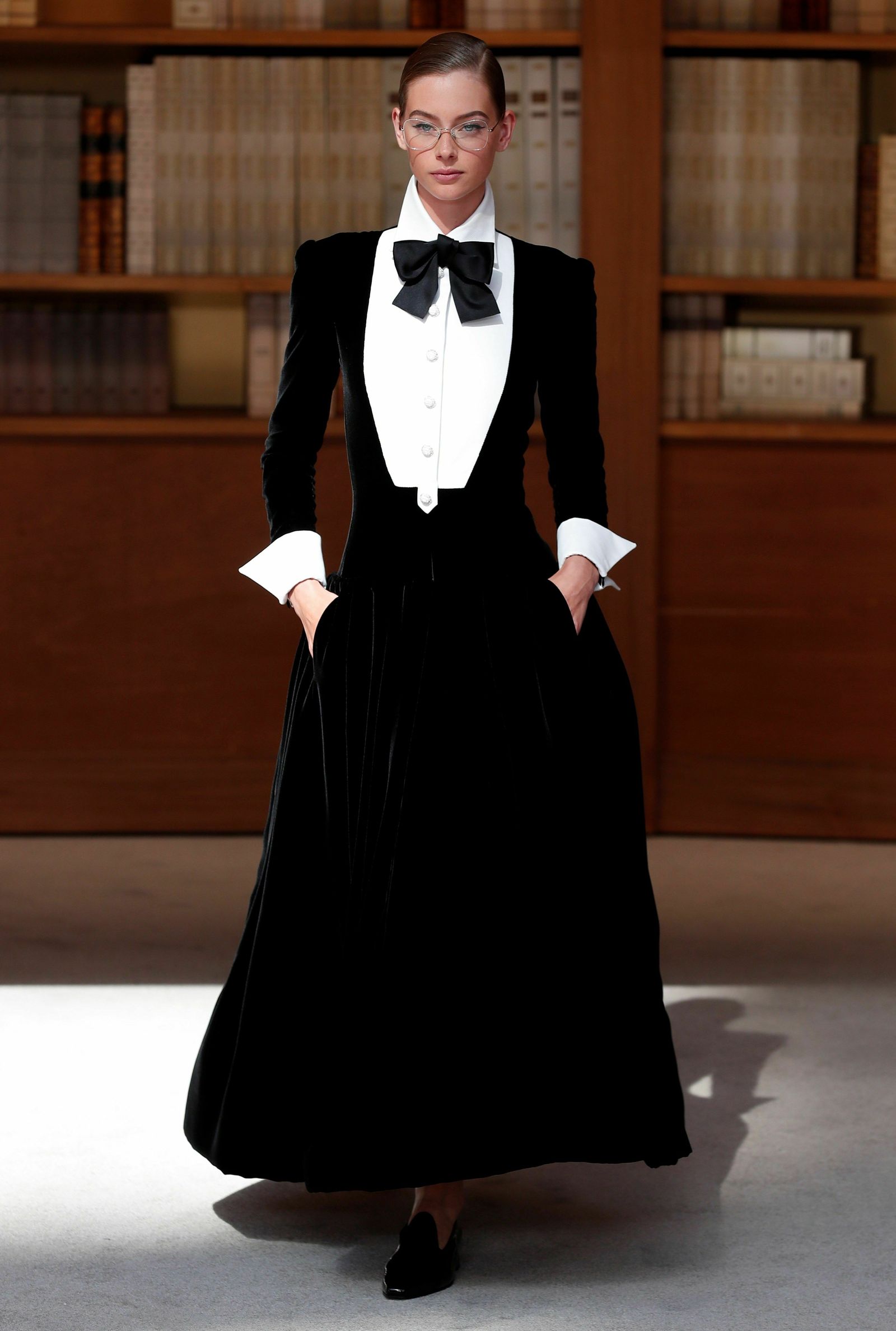 Lazo negro sobre camisa blanca en clara evocación a Lagerfeld.