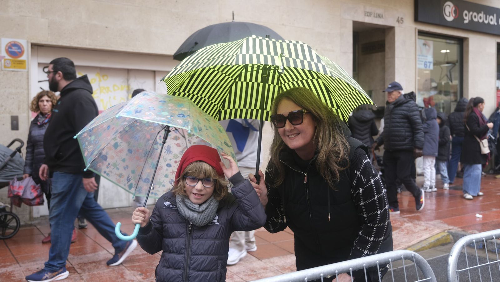 Fotografías de la cabalgata de los Reyes Magos pasada por agua en Almería