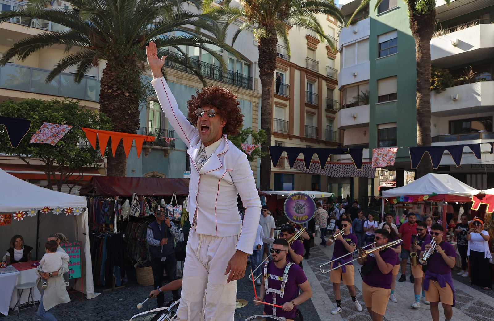 El mercadillo hippie de la Fiesta de la Primavera de La Línea, en imágenes
