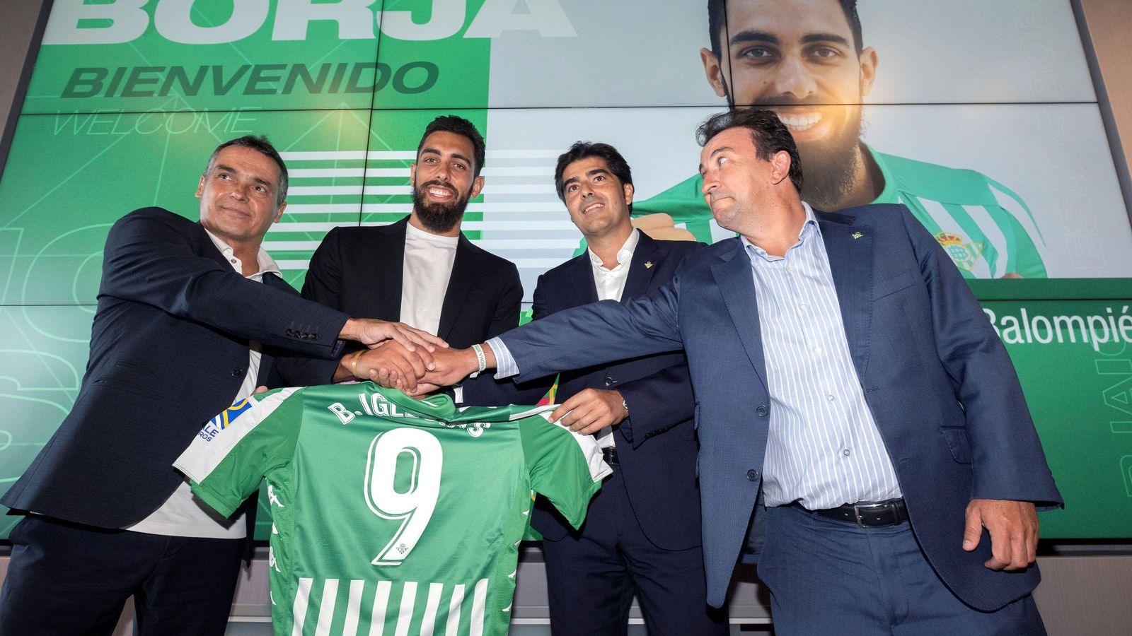 López Catalán junto a Ángel Haro y Alexis en la presentación de Borja Iglesias.