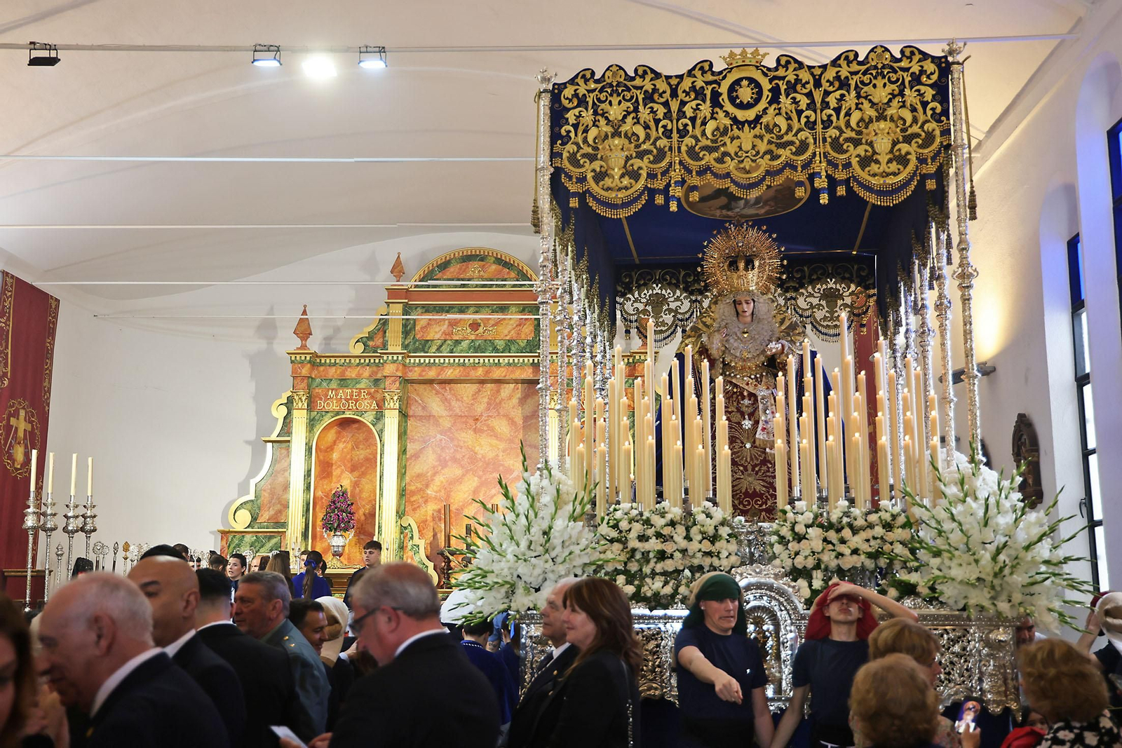 Imágenes de la VIrgen de Los Dolores por su barrio de las Colonias