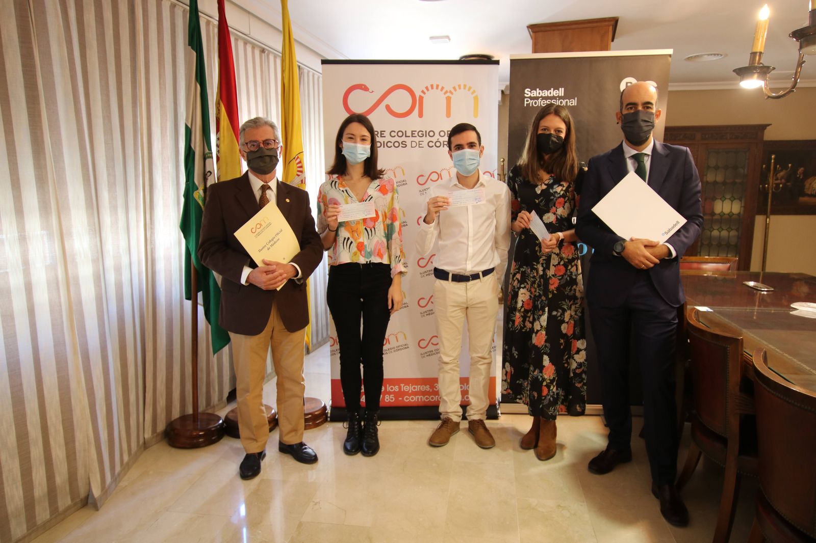 El Colegio de Médicos entrega los premios a los mejores MIR de Córdoba.