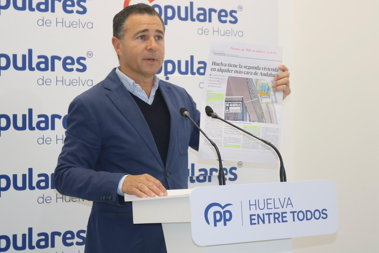 Felipe Arias muestra una página de Huelva Información con detalles del precio del alquiler.