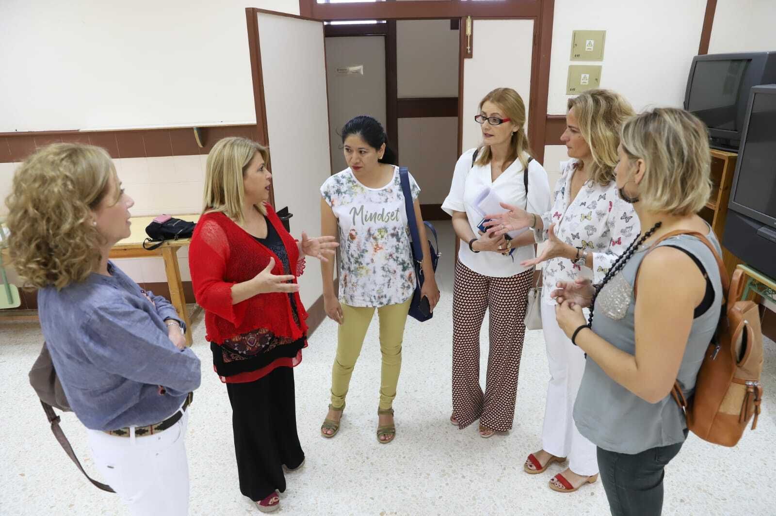 La alcaldesa y la delegada Ana Hérica Ramos, este jueves, con representantes de la Fundación Alalá.