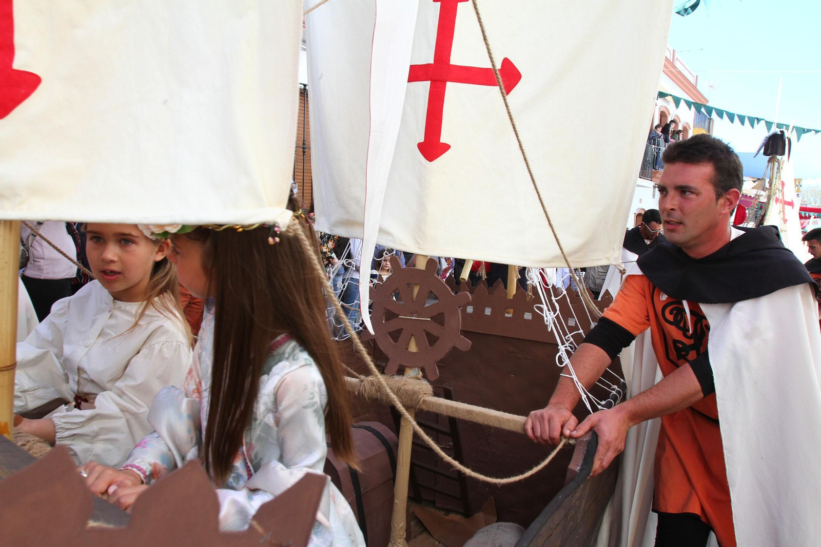 Imágenes del desfile de la XIX Feria Medieval del Descubrimiento, en Palos de la Frontera