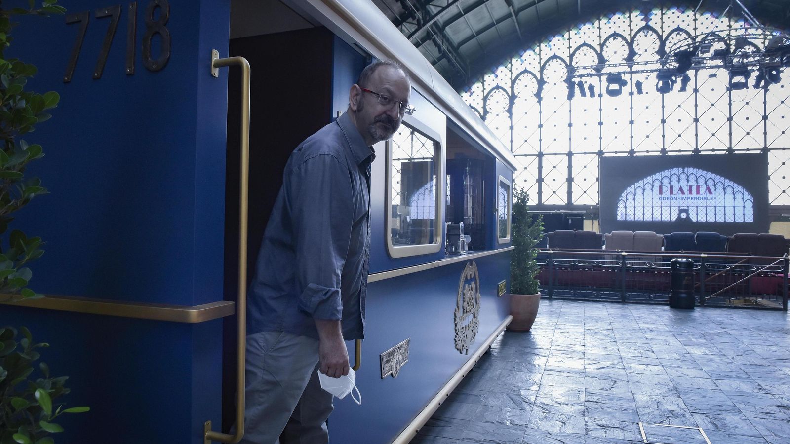 José María Roca, asomado al vagón cafetería.