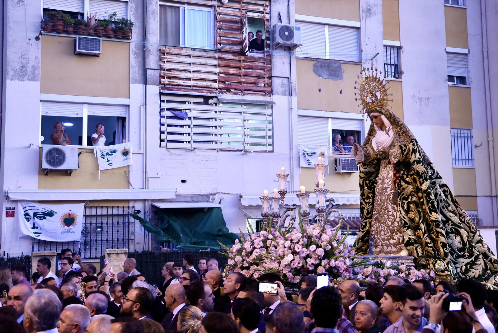 Regreso de la Esperanza de Triana a su paso por el Hospital Infantil del Virgen del Rocío
