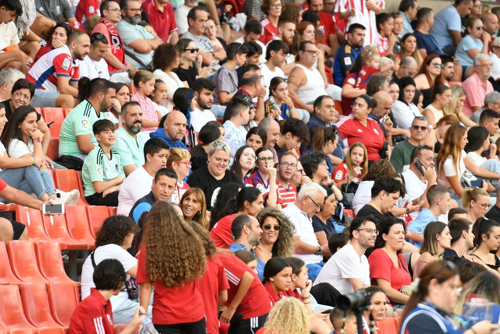 Encuéntrate en las gradas de Los Cármenes en el partido del Granada CF femenino
