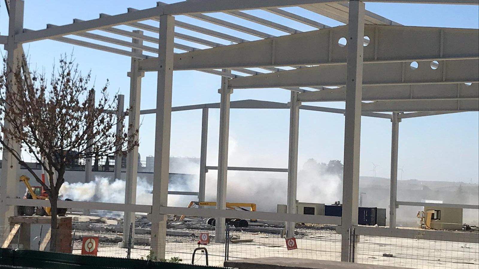 Polvareda que se formó tras la caída de la viga.