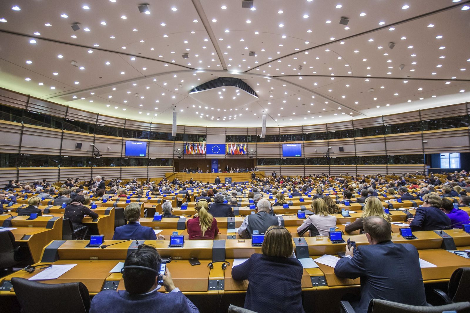 Los eurodiputados escuchan la intervención del presidente del Parlamento Europeo, Antonio Tajani.
