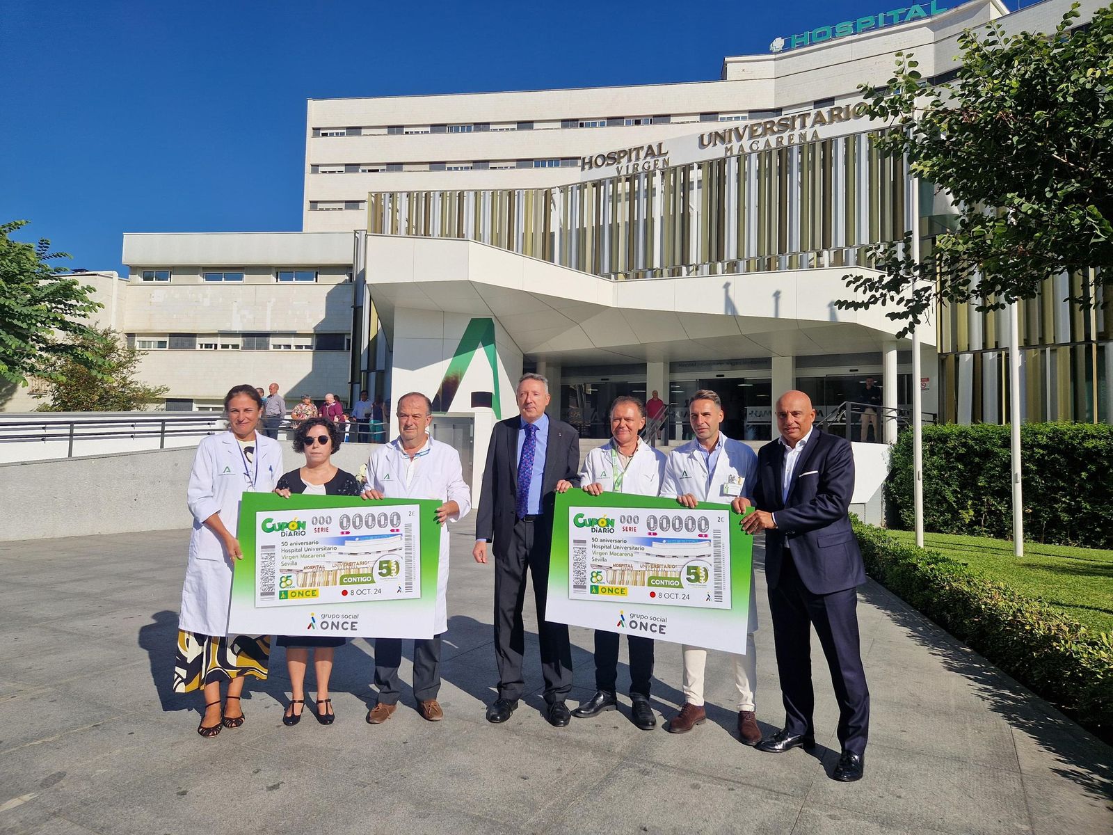 La presentación del cupón conmemorativo, a las puertas del hospital.