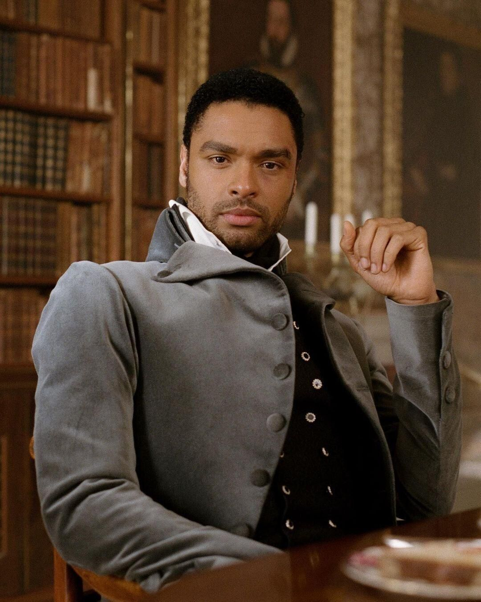 Caracterizado como el duque de Hastings para 'Los Bridgerton'.