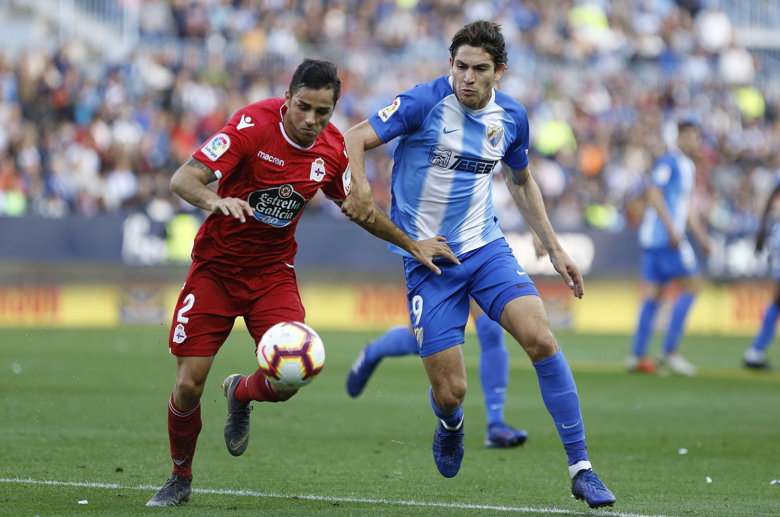 Blanco Leschuk lucha un balón con David Simón. Blanco Leschuk lucha un balón con David Simón.