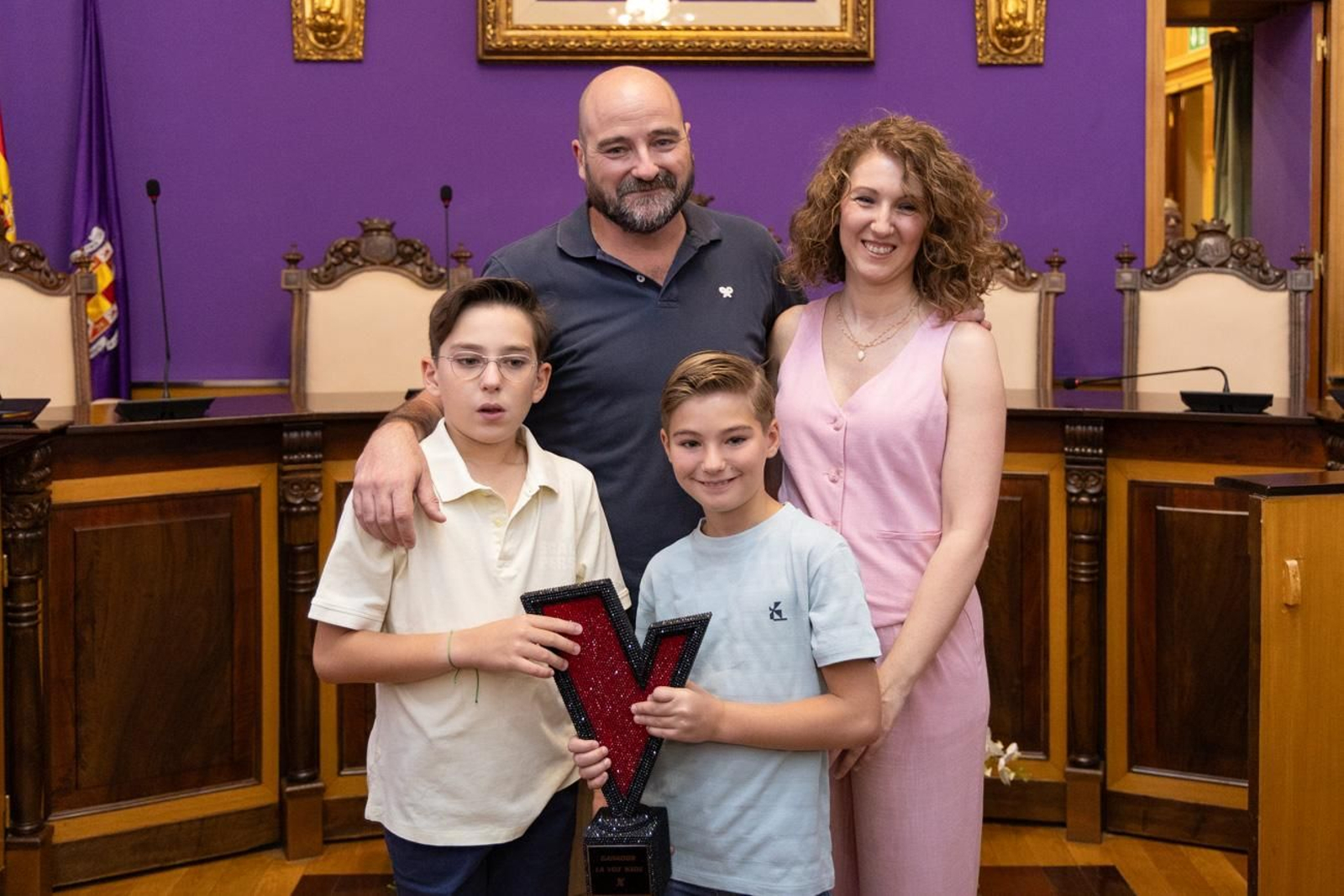 Recibimiento en el Salón de Plenos del Ayuntamiento de Lucas Paulano, el joven talento ganador de La Voz Kids 2025