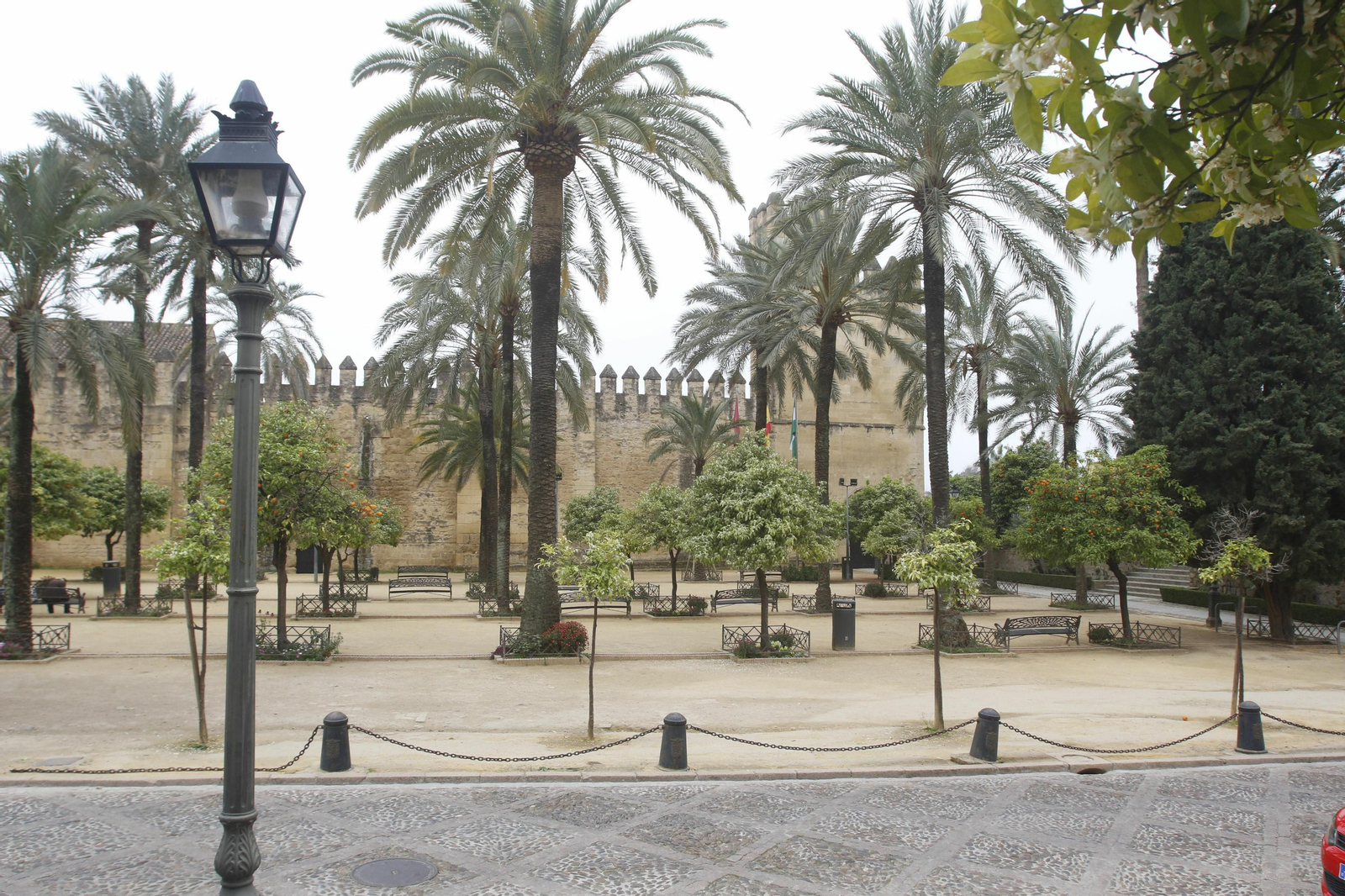 Jardines del Alcázar de los Reyes Cristianos, sin turistas.