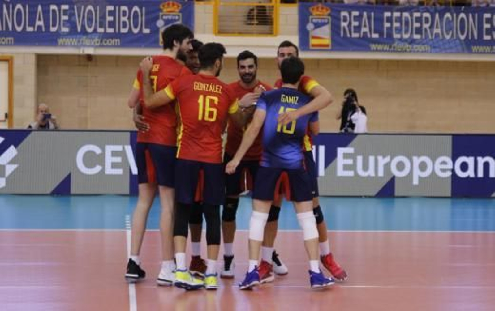 Los jugadores de la selección española celebran un punto