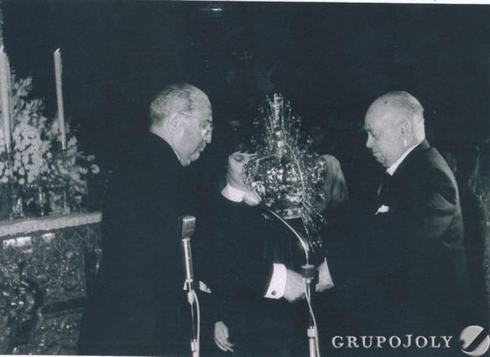 La corona, momentos previos a ser colocada a la Virgen.