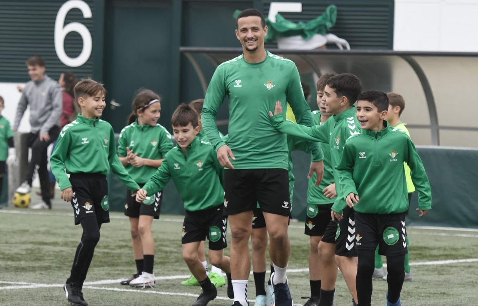 Luiz Felipe, junto a varios canteranos en la jornada de convivencia del Betis.