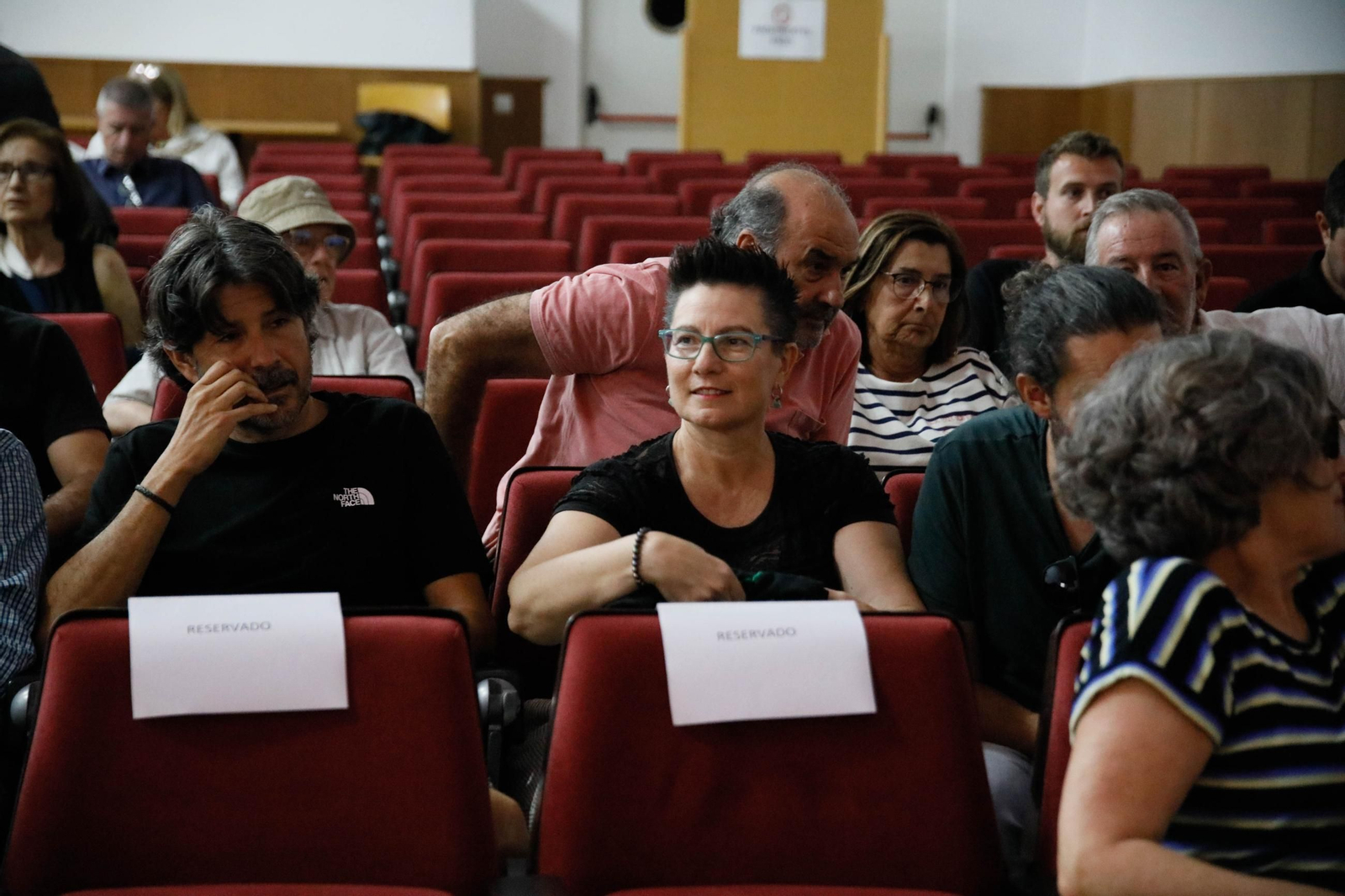 Imágenes de la presentación del documental "Almagrera, un sueño minero" en la biblioteca Villaespesa de Almería