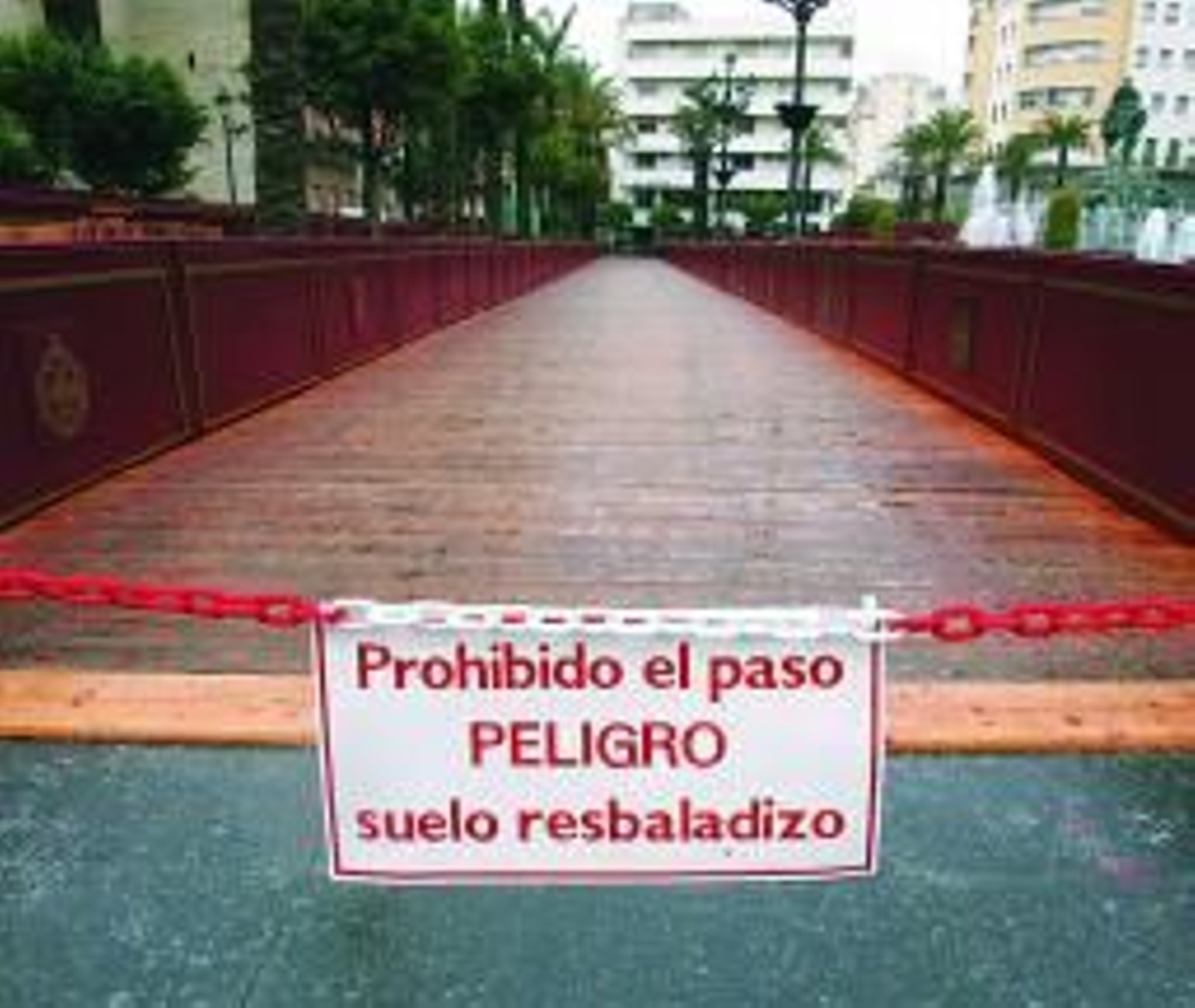Foto de archivo de la carrera oficial en una jornada de lluvia. Foto de archivo de la carrera oficial en una jornada de lluvia.