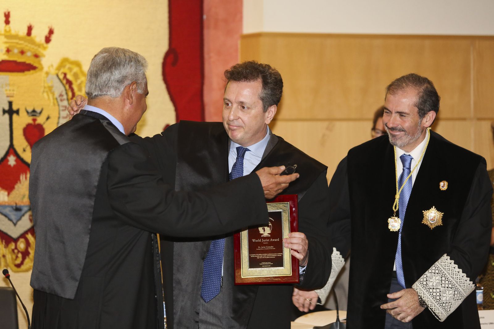 Javier Cremades recibe ayer el premio de manos de Franklin Hoet en Málaga.