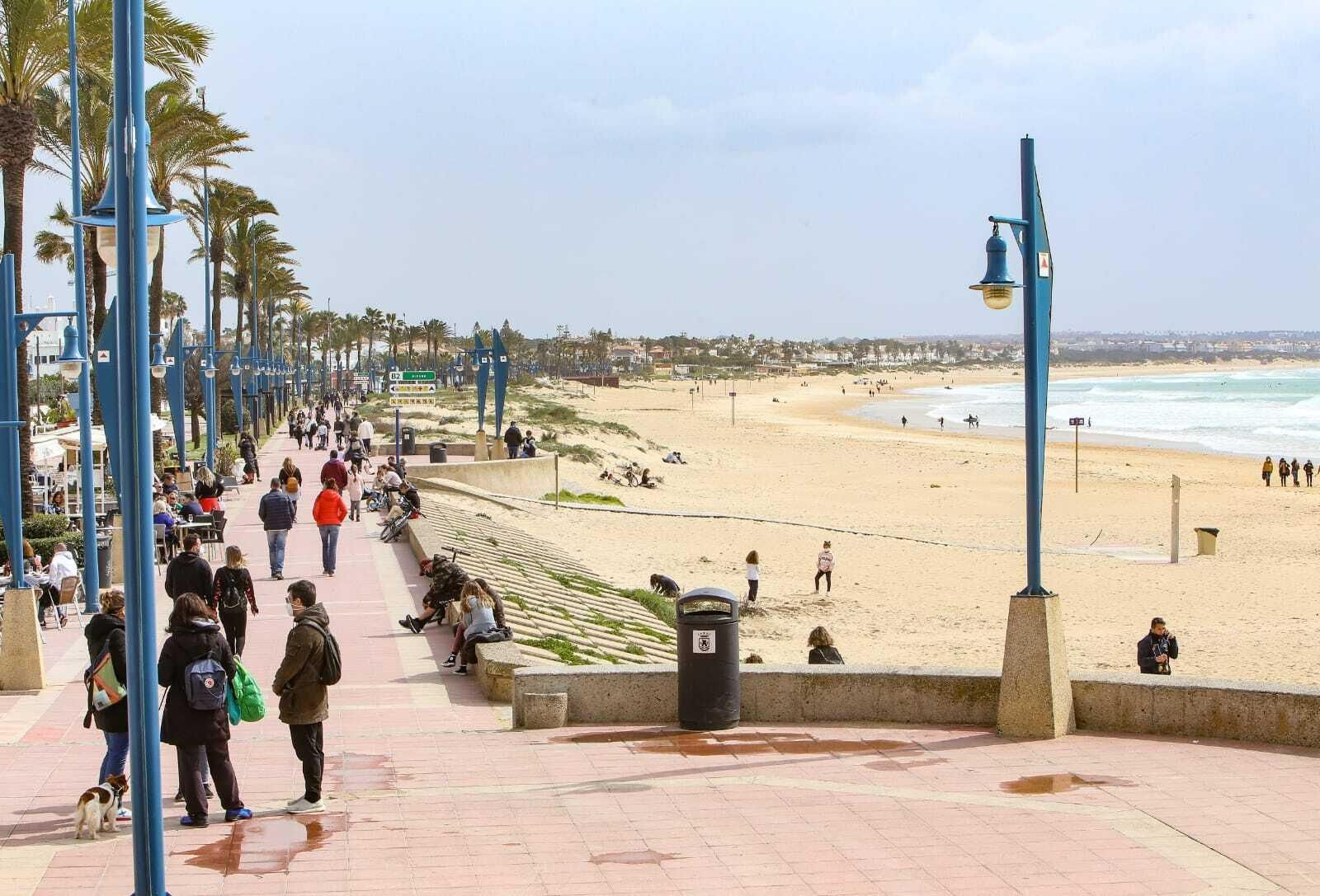 Imagen del paseo marítimo de la playa de La Barrosa a mediodía de este lunes.